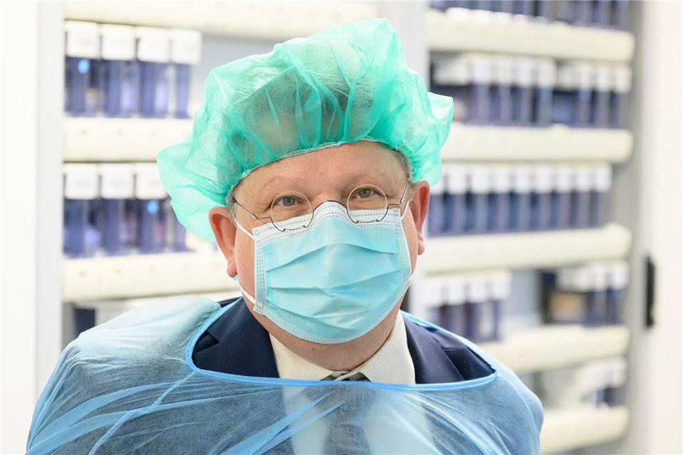 Niedersachsens Gesundheitsminister Philippi, hier in der Asklepios Harzklinik Goslar, sieht Nachbesserungsbedarf, hält die Krankenhausreform an sich aber für notwendig. (Archivbild)Swen Pförtner/dpa