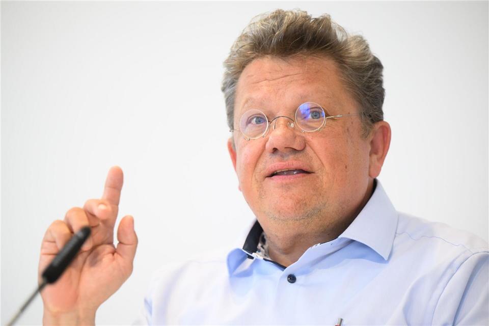 Gesundheitschecks in Drogerien: Minister warnt vor Gefahren  Niedersachsens Gesundheitsminister Philippi ist selbst Facharzt für Chirurgie. (Archivbild)Julian Stratenschulte/dpa