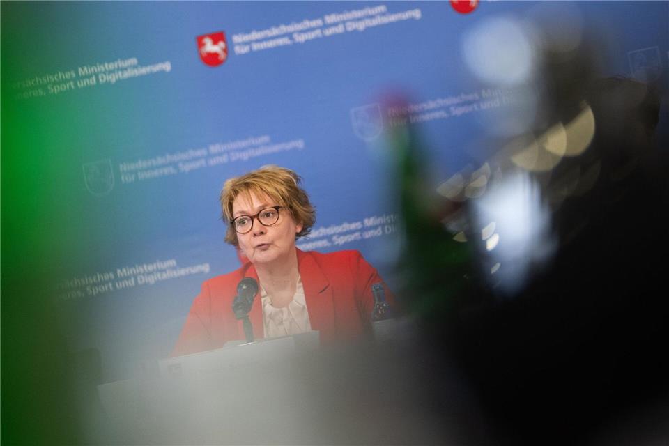 Niedersachsens Innenministerin Daniela Behrens (SPD) informiert über politisch motivierte Kriminalität.Julian Stratenschulte/dpa