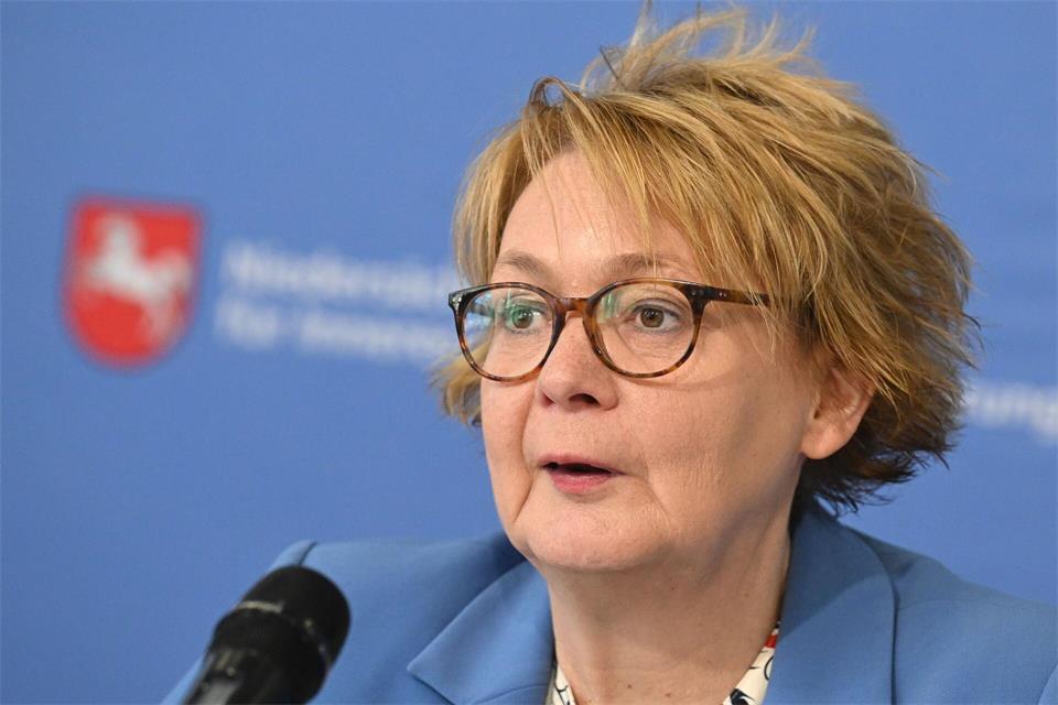 Niedersachsens Innenministerin Daniela Behrens (SPD) ist angesichts einer „neuen Dimension“ von Desinformation im Kommunalwahlkampf besorgt. (Archivbild)Julian Stratenschulte/dpa