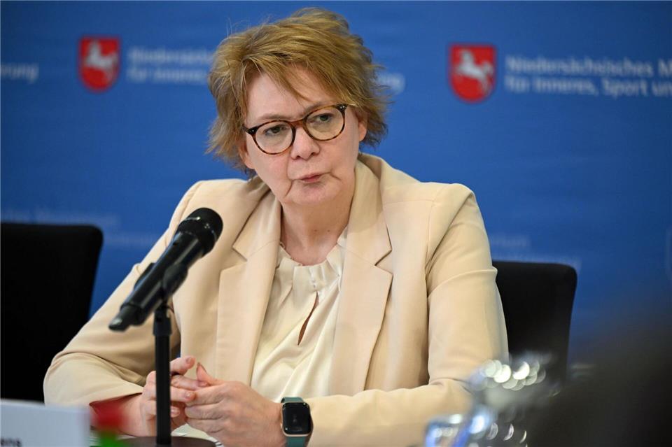 Niedersachsens Innenministerin Daniela Behrens (SPD) kündigt eine Waffenverbotszone im öffentlichen Nahverkehr an - Messerangriffe haben im vergangenen Jahr zugenommen.Shireen Broszies/dpa