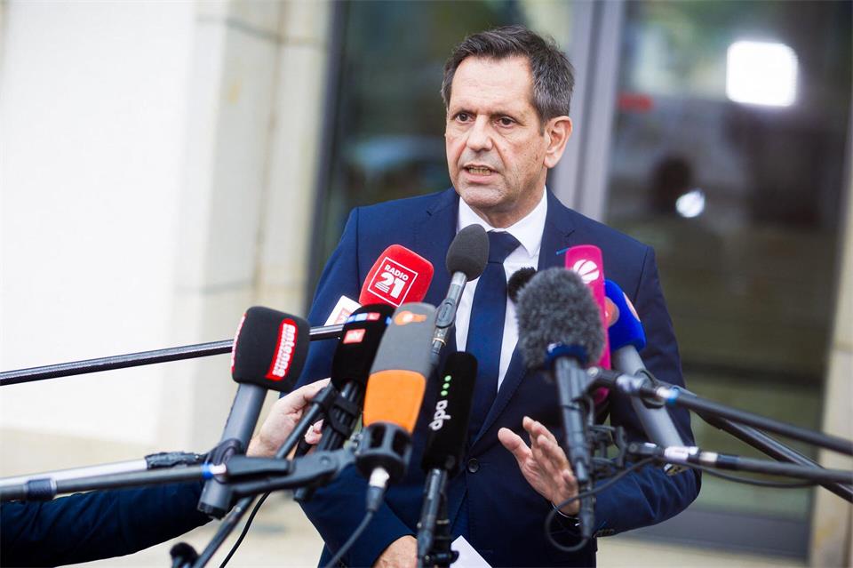 Niedersachsens Ministerpräsident Lies ist froh, dass bislang keine Werkschließungen beschlossen wurden.Moritz Frankenberg/dpa