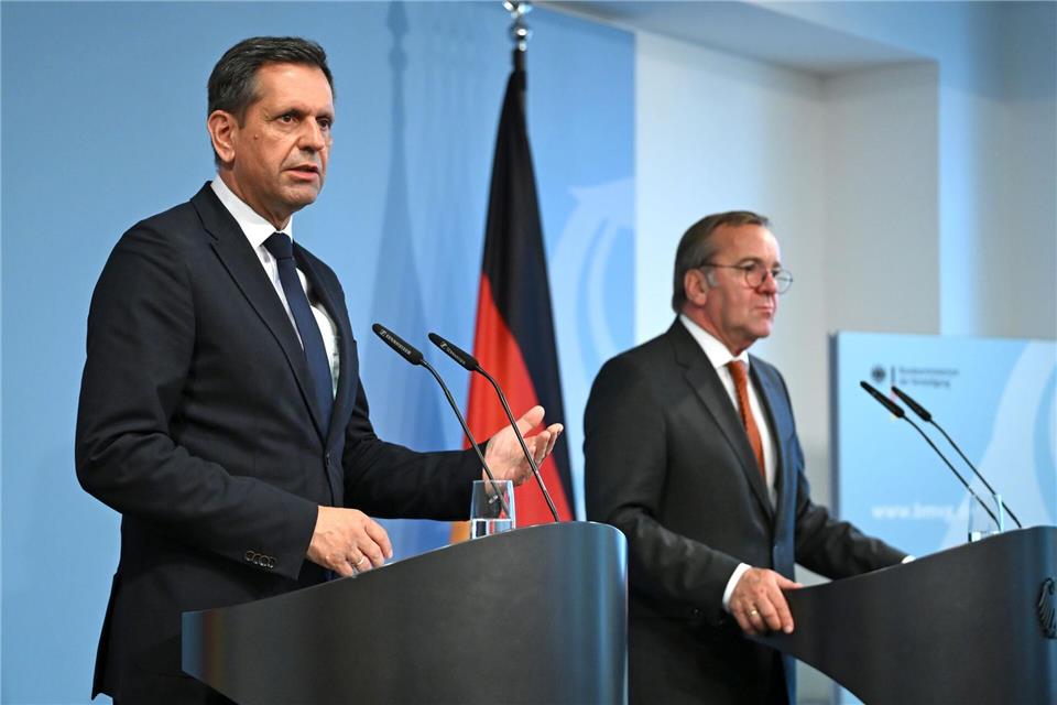Niedersachsens Ministerpräsident Lies und Verteidigungsminister Pistorius haben sich über einen möglichen militärischen Ernstfall ausgetauscht.Elisa Schu/dpa
