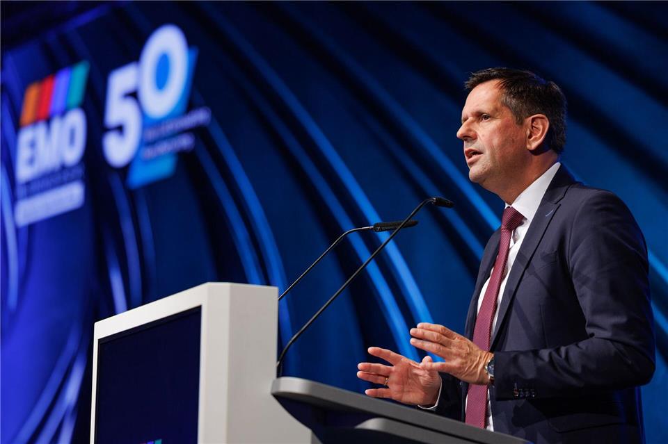 Niedersachsens Ministerpräsident Olaf Lies (Lies) bei der Eröffnung der EMO-Messe in Hannover. Friso Gentsch/dpa