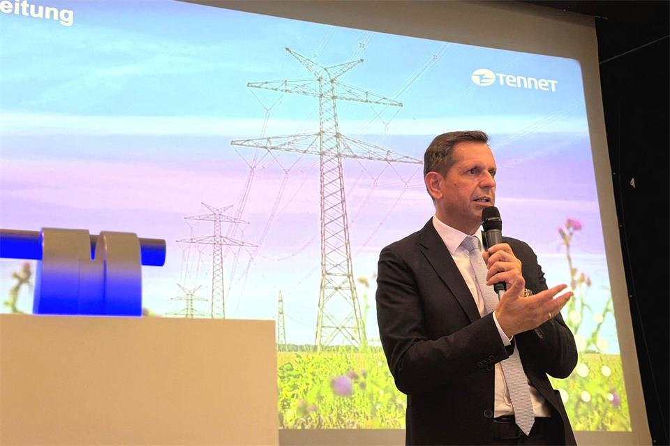 Niedersachsens Ministerpräsident Olaf Lies (SPD) freut sich vor allem über das Umsetzungstempo bei der Industrieleitung in Salzgitter.Christian Brahmann/dpa