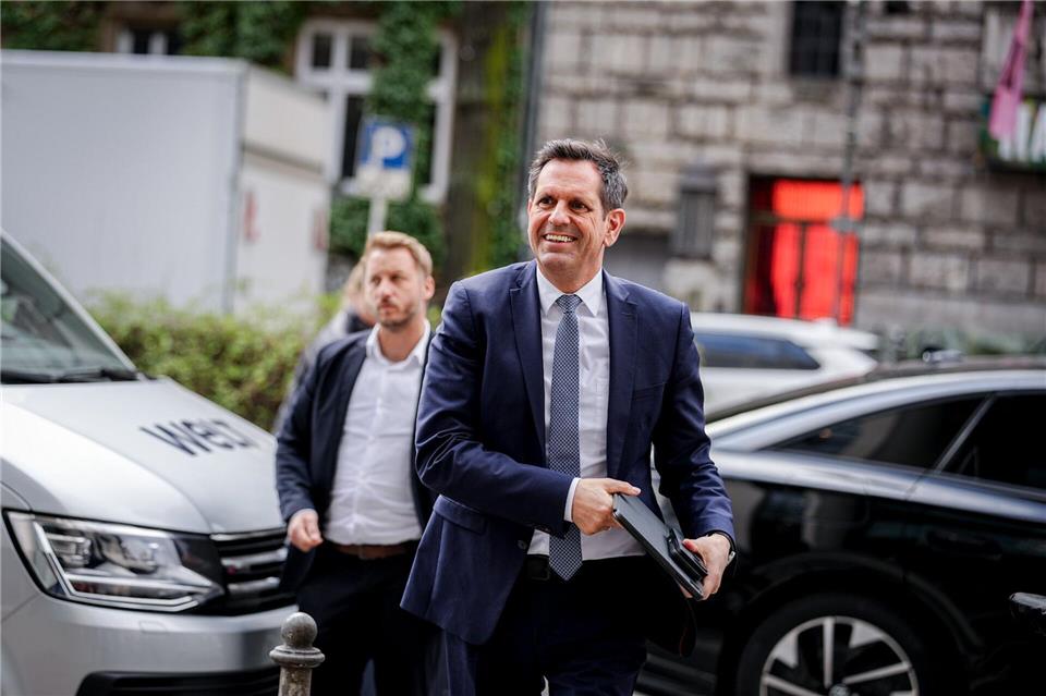 Niedersachsens Ministerpräsident Olaf Lies (SPD) hält aktuell nichts von Personaldebatten.Kay Nietfeld/dpa