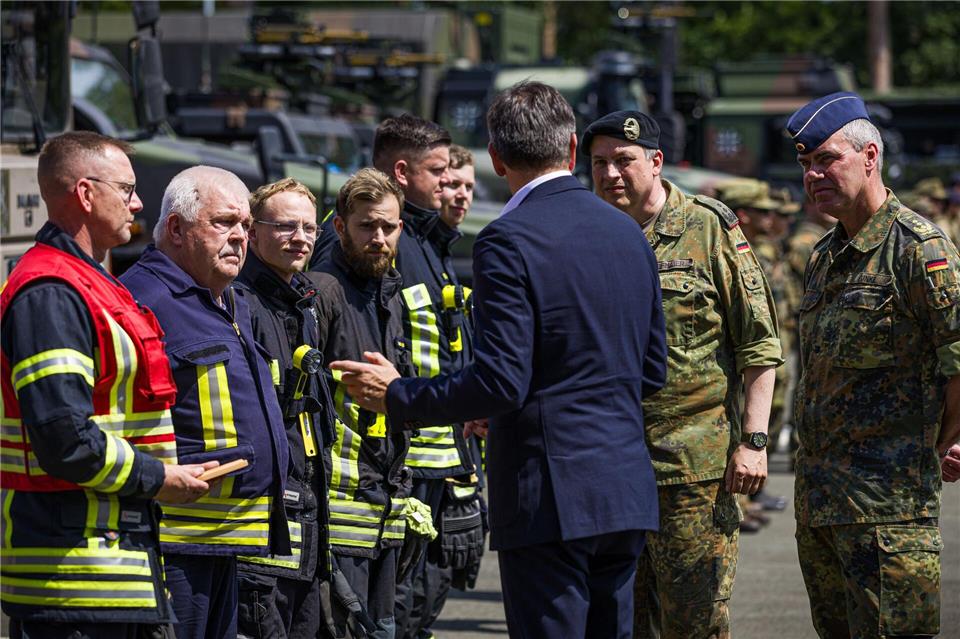Niedersachsens Ministerpräsident Olaf Lies (SPD) informiert sich in Nienburg zur großen Nato-Übung. Moritz Frankenberg/dpa