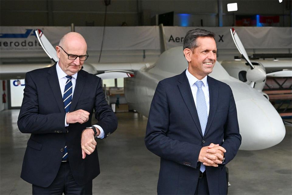 Niedersachsens Ministerpräsident Olaf Lies (SPD) (rechts) - Seite an Seite mit seinem Amtskollegen aus Brandenburg - hält nichts von einem „Trainer“-Wechsel bei der SPD.  Jens Kalaene/dpa