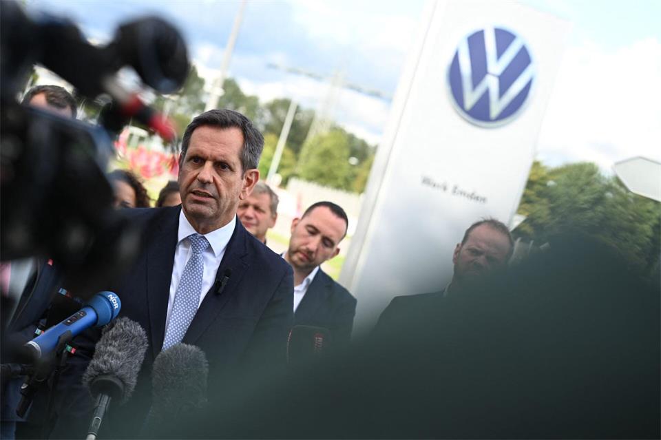 Niedersachsens Ministerpräsident Olaf Lies (SPD) sieht eine Standortgarantie für den Bau von E-Autos im VW-Werk Emden. Lars Penning/dpa