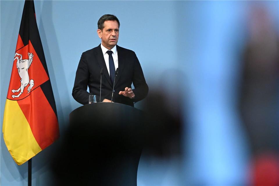 Niedersachsens Ministerpräsident Olaf Lies (SPD) will, dass bei einer möglichen Einkommensteuerreform die Länder ausreichend entschädigt werden. (Archivbild) Elisa Schu/dpa