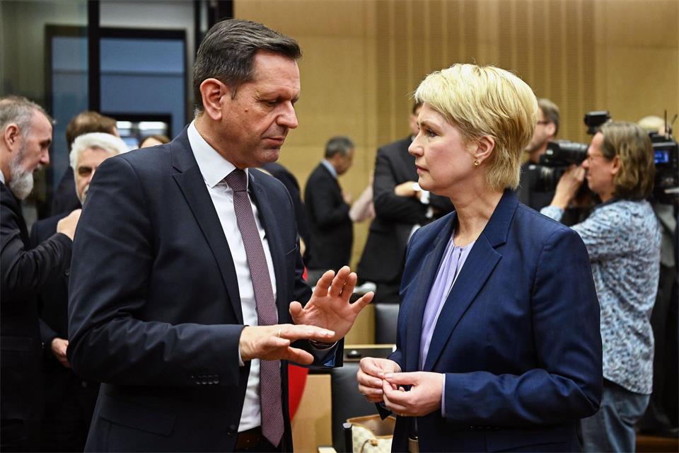 Niedersachsens Ministerpräsident Olaf Lies (l) und Mecklenburg-Vorpommerns Ministerpräsidentin Manuela Schwesig beide SPD) unterhalten sich. (Archivbild)Britta Pedersen/dpa