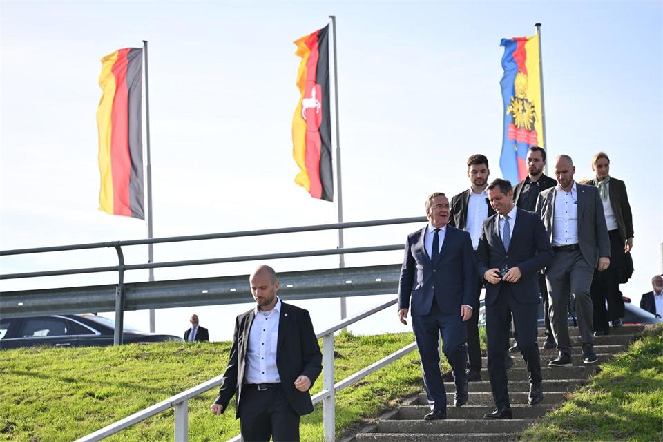 Niedersachsens Regierungschef Lies (rechts von Pistorius) unterstützt das Marineprojekt.Sina Schuldt/dpa