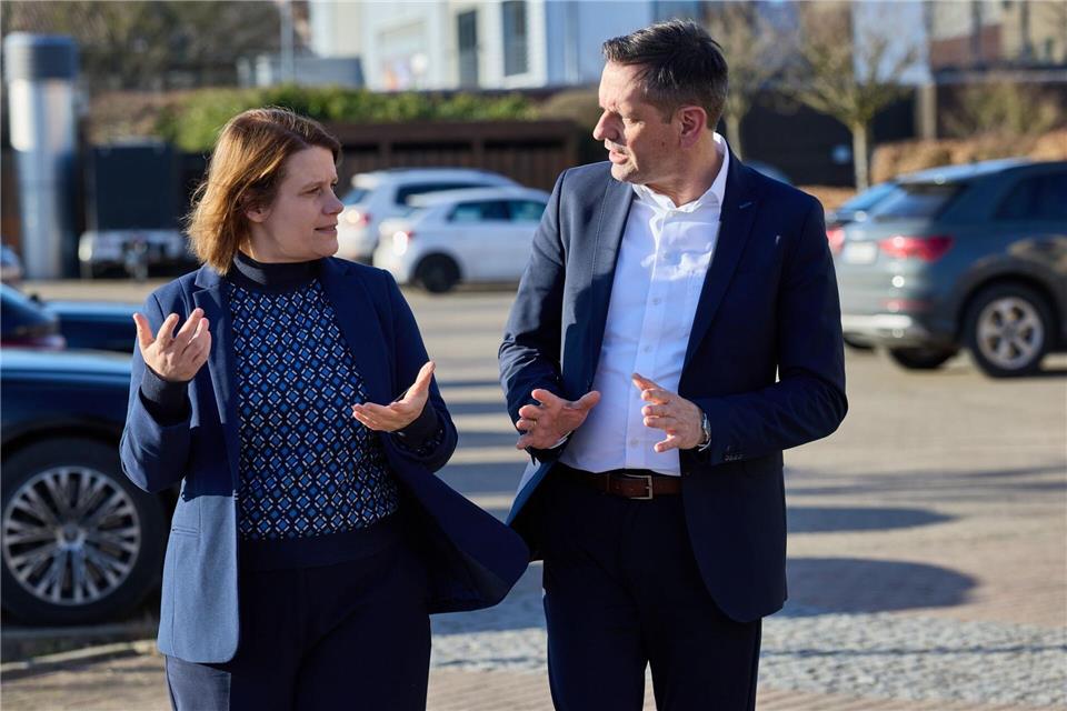 Niedersachsens Regierungschef Olaf Lies tauscht sich vor der Klausur mit seiner Stellvertreterin Julia Willie Hamburg aus.Georg Wendt/dpa