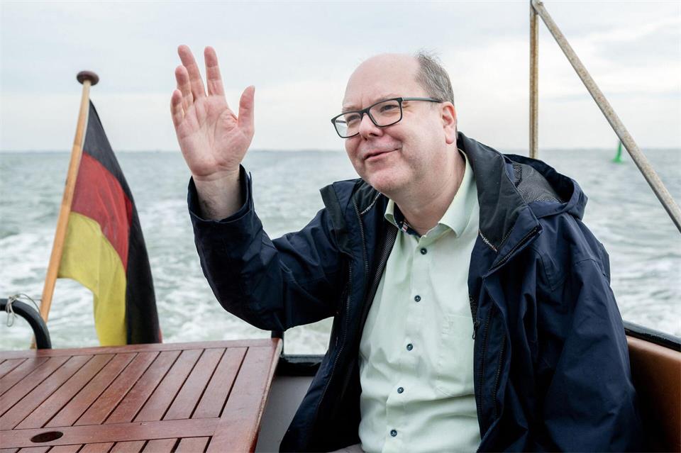 Niedersachsens Umweltminister Christian Meyer (Grüne) ist für eine Ausweitung der Ranger-Reviere im Nationalpark Wattenmeer. (Archivbild)Hauke-Christian Dittrich/dpa