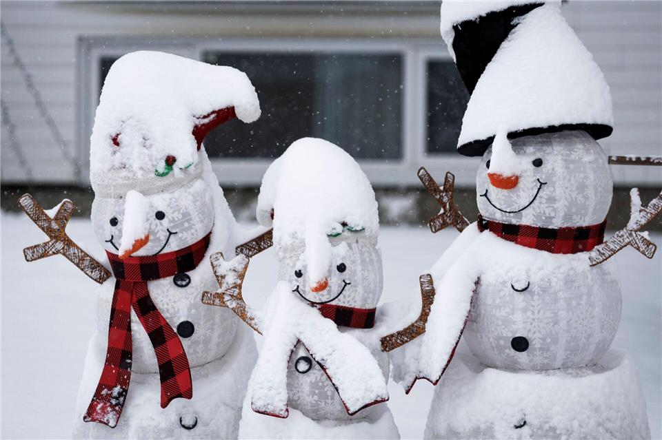 Niedliche Schneemänner in Kanada. Jeff Mcintosh/Canadian Press via ZUMA Press/dpa