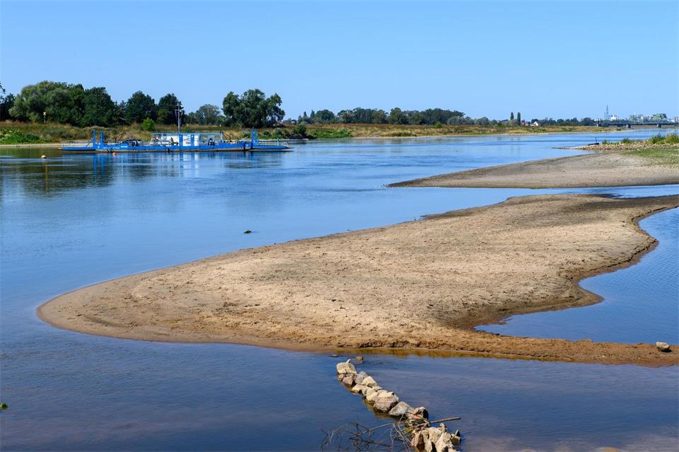 Niedrige Wasserstände erschweren derzeit den Gütertransport auf den Binnenwasserstraßen. (Archivbild) Klaus-Dietmar Gabbert/dpa