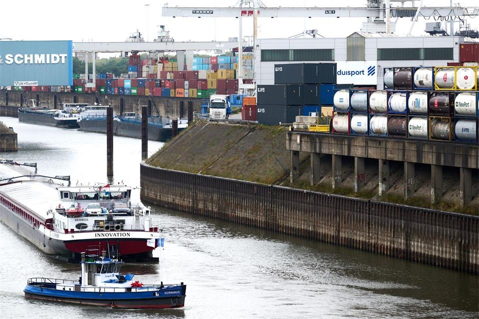 Niedrigwasser am Hafen: Die Kaimauer liegt meterhoch im TrockenenBernd Thissen/dpa