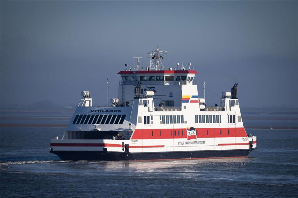 Niedrigwasser führt zu Verschiebungen im Fahrplan der Insel- und Halligfähren. (Archivbild) Christian Charisius/dpa