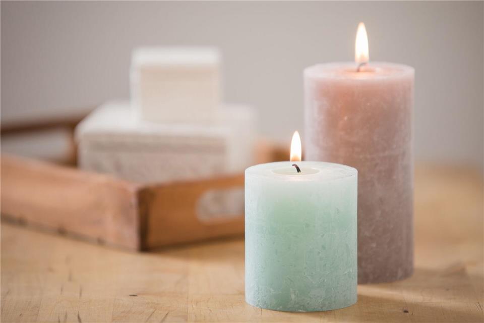 Niemals unbeaufsichtigt lassen: Kerzen und offenes Feuer können schnell einen Brand auslösen.picture alliance / dpa-tmn