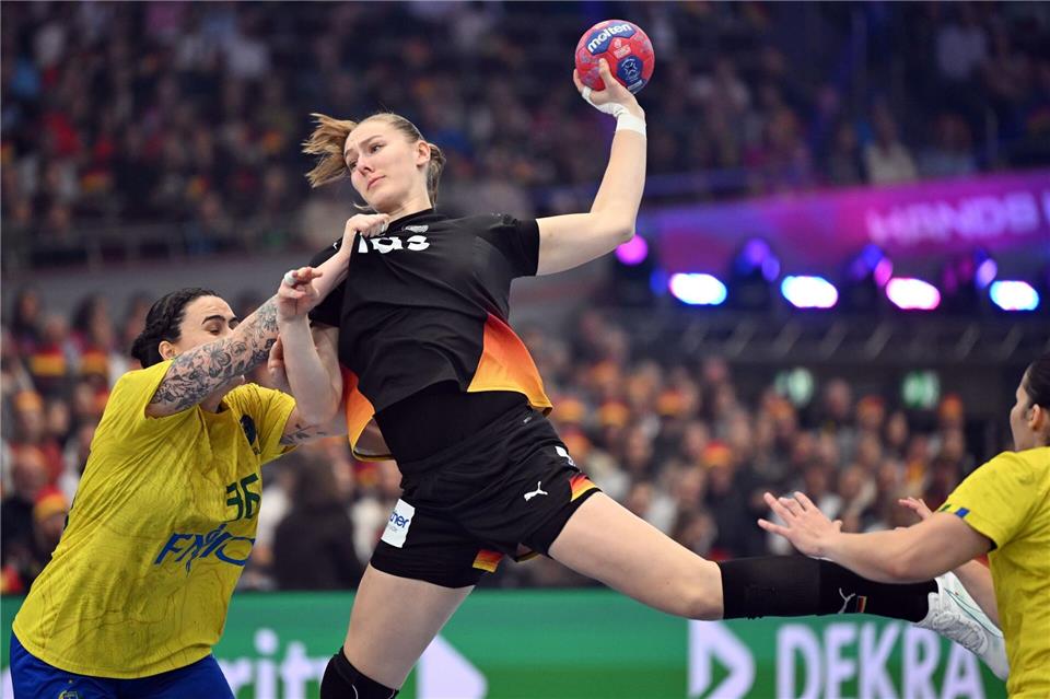 Niemand im DHB-Team springt so hoch wie Viola Leuchter.Federico Gambarini/dpa