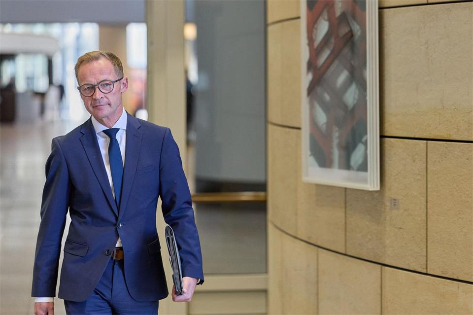 Niemand werde von Scharrenbach aufs Abstellgleis gestellt, betont Staatssekretär Sieveke. Rolf Vennenbernd/dpa