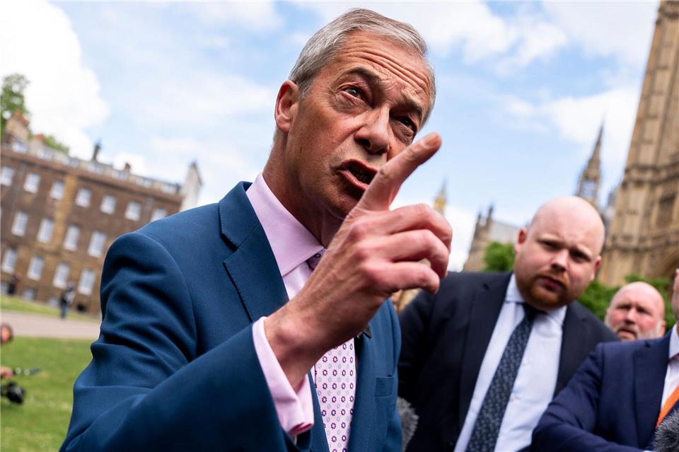 Nigel Farage kritisiert die Regierung seit Jahren - und will selbst Premier werden. (Archivbild)Jordan Pettitt/PA Wire/dpa