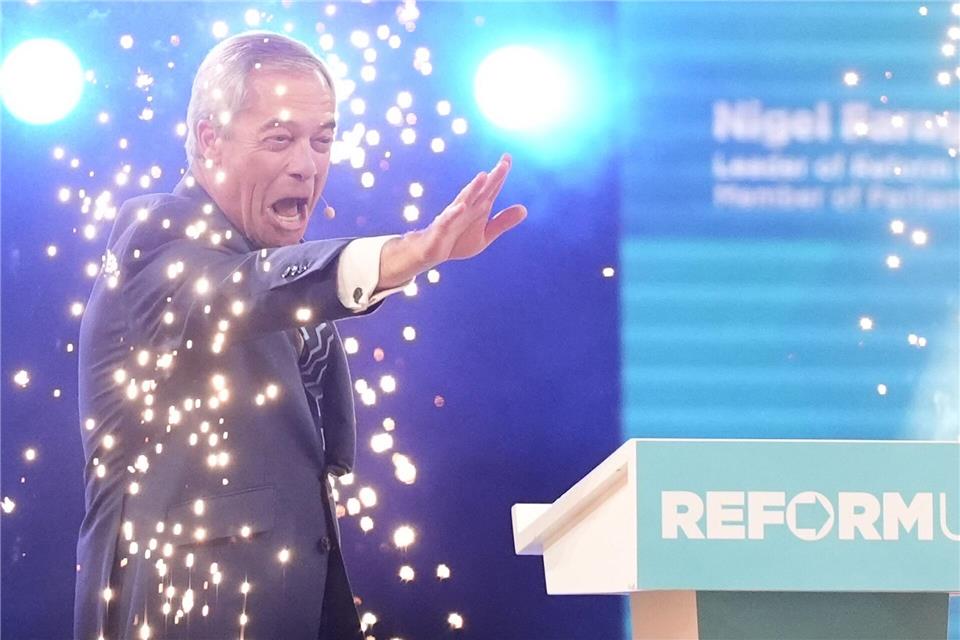 Regierungskrise in London: Starmers Vize tritt zurück Nigel Farage lässt sich nach dem Rayner-Rücktritt feiern.Jacob King/PA Wire/dpa