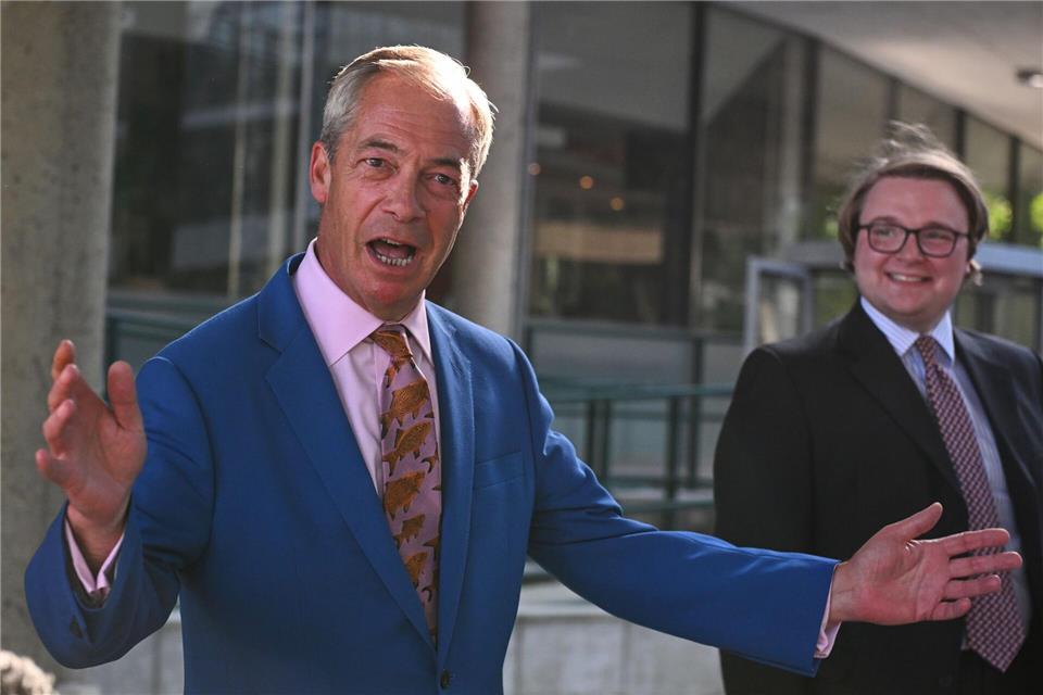 Nigel Farage (links im Bild) kündigte am Dienstag an, sein Mandat im Parlament niederzulegen. Thomas Krych/AP/dpa