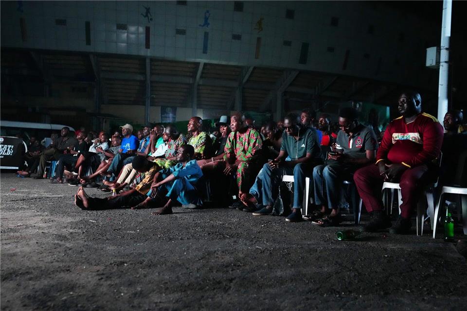 Nigerianische Fußballfans sehen eine Live-Übertragung des Halbfinalspiels.Sunday Alamba/AP/dpa