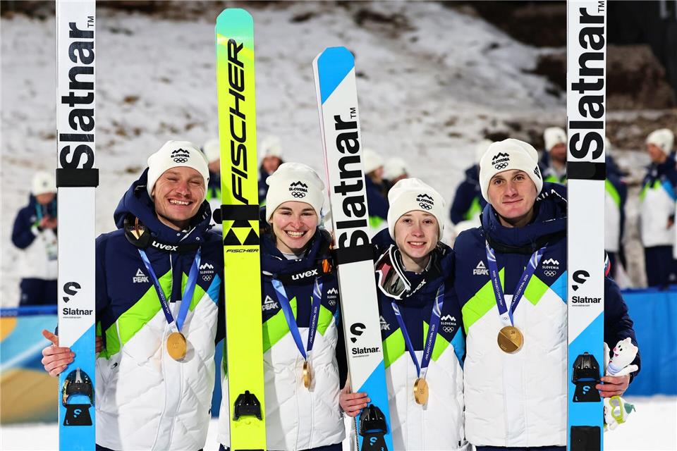 Nika Prevc (2vr) und Domen Prevc (r) nach dem Gold-Gewinn im Mixed. (Archivbild)Daniel Karmann/dpa