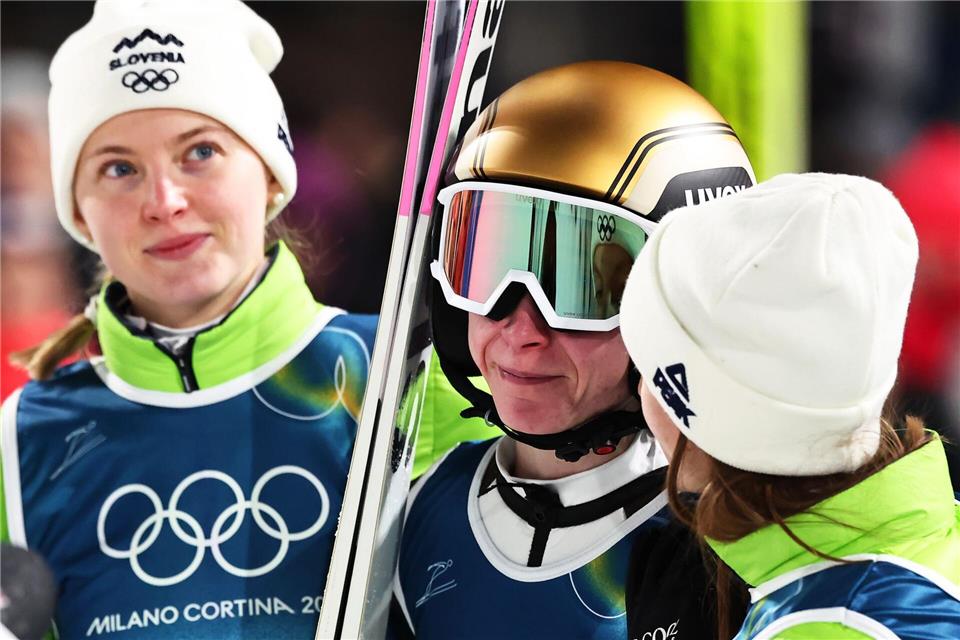 Nika Prevc (M) konnte auch im zweiten Einzelspringen nicht Gold gewinnen.Daniel Karmann/dpa