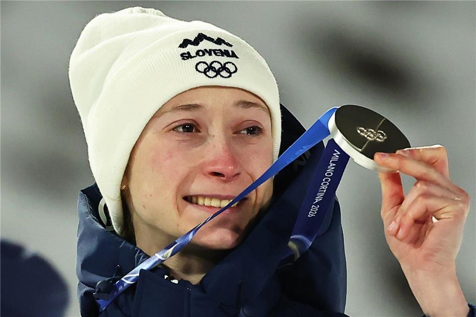 Nika Prevc hat ihrem Bruder Domen nun etwas voraus.Daniel Karmann/dpa