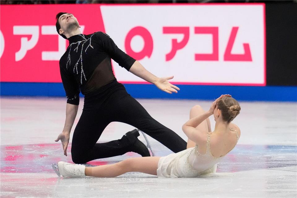 Nikita Wolodin (l) und Minerva Hase stellen bei der Eiskunstlauf-WM eine persönliche Bestleistung auf.Charles Krupa/AP/dpa
