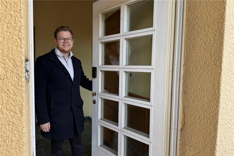 Niklas Ebbeler vermarktet die Villa derzeit.