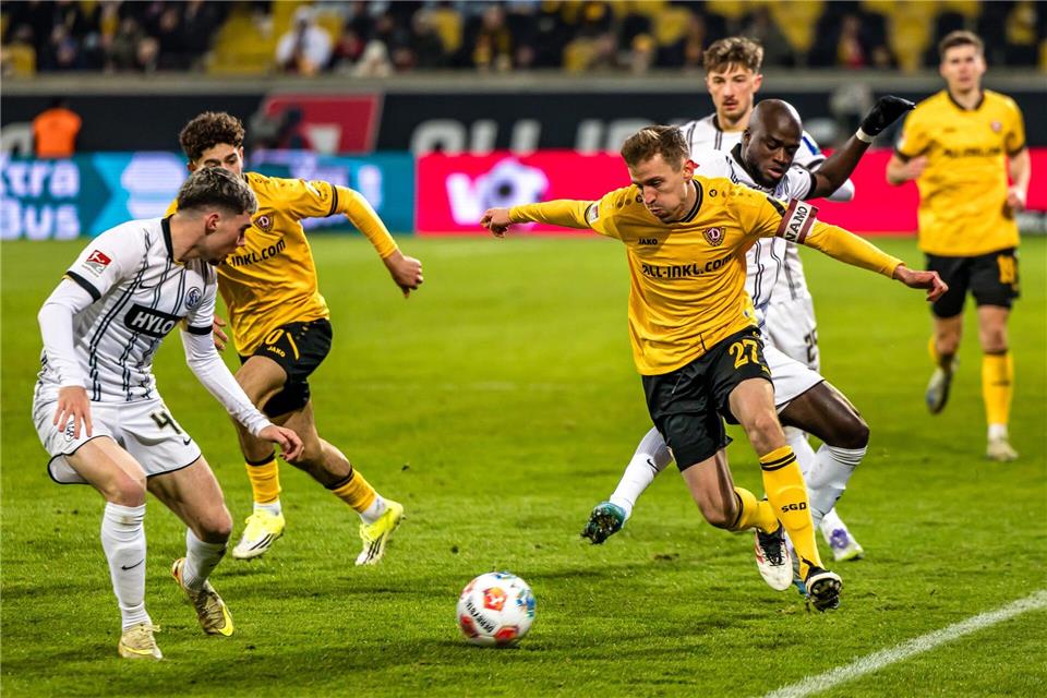 Niklas Hauptmann (Dynamo Dresden), Felix Keidel (SV 07 Elversberg) und David Mokwa (SV 07 Elversberg) kämpfen um den Ball.Frank Hammerschmidt/dpa