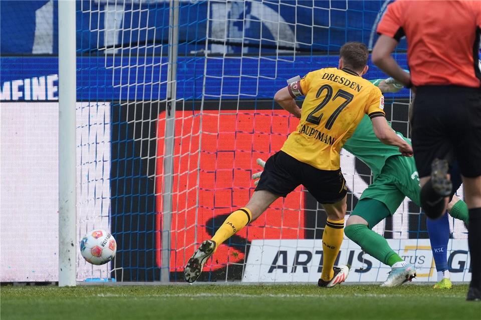 Niklas Hauptmann (Dynamo Dresden) erzielt das Tor zum 1:3.Marc Schüler/dpa