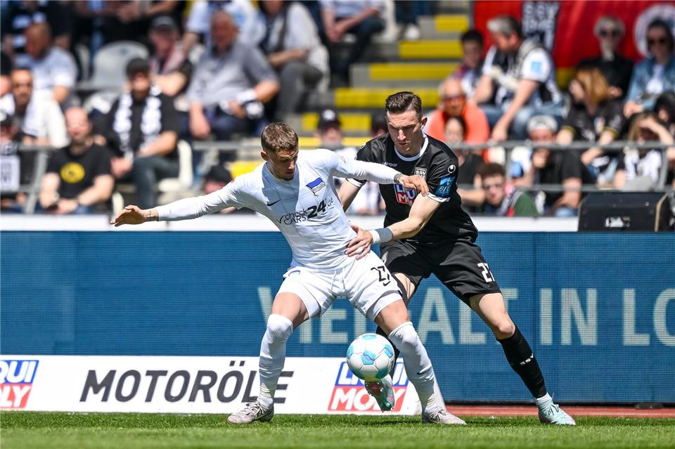 Niklas Kolbe (r) und Michael Cuisance sind in der kommenden Spielzeit Mannschaftskameraden bei Hertha BSC.Harry Langer/dpa