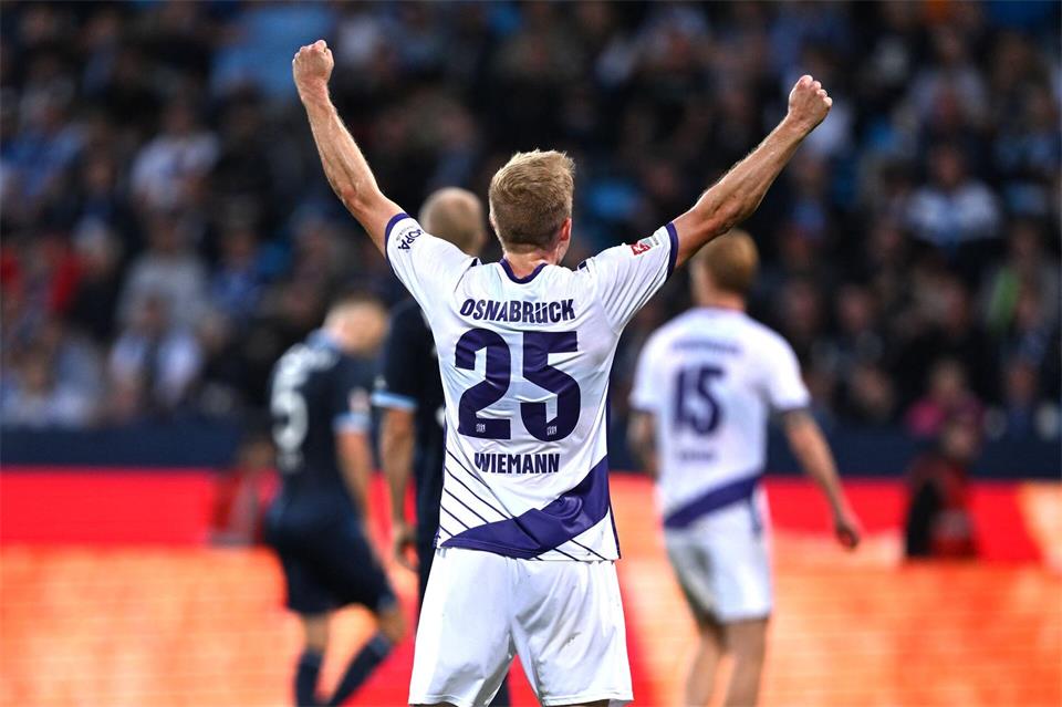 Niklas Wiemann vom VfL Osnabrück jubelt über den 1:0-Sieg beim VfL Bochum. Am Mittwoch geht es im DFB-Pokal gegen Bayern München - in einem Osnabrücker Sondertrikot.David Inderlied/dpa