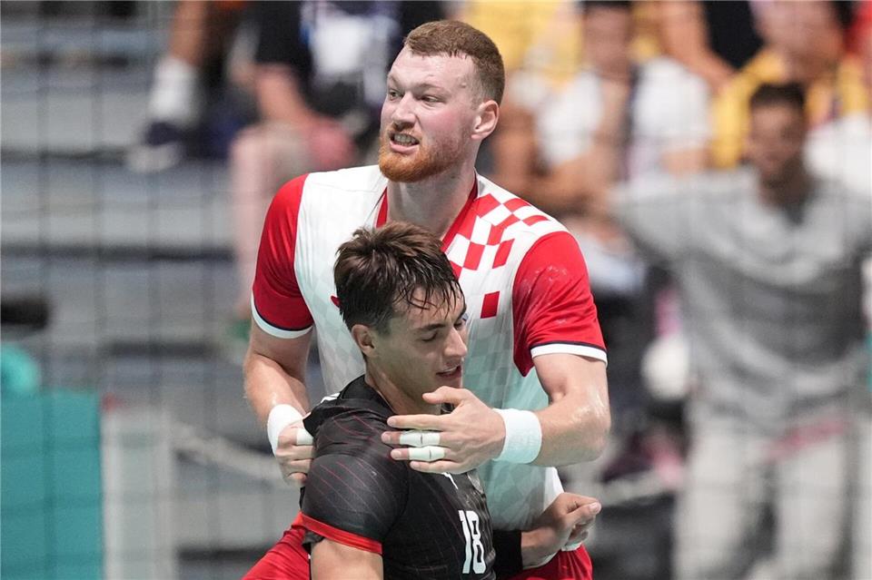 Nikola Grahovac (hinten) verlässt die HSG Wetzlar mit sofortiger Wirkung. (Archivbild)Marcus Brandt/dpa