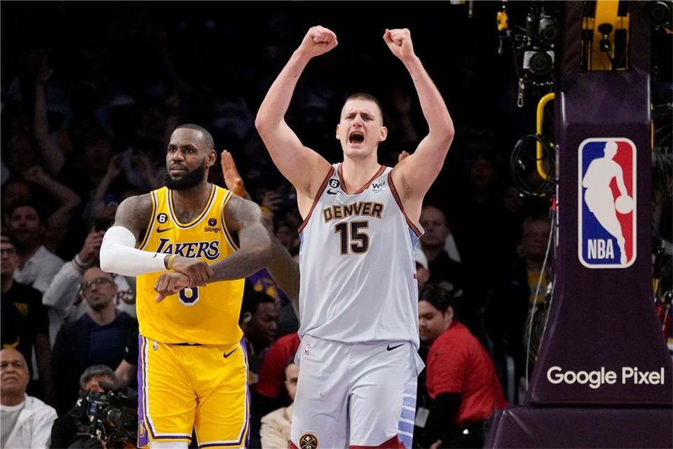 Nikola Jokic von den Denver Nuggets jubelt nach dem Sieg gegen die Los Angeles Lakers um Superstar LeBron James (l).