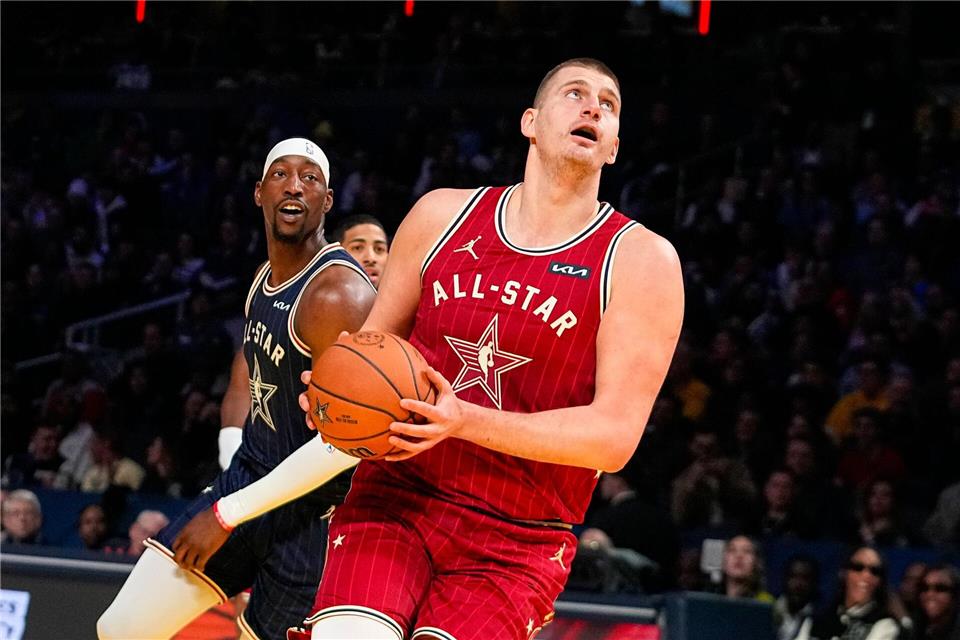 Nikola Jokic wird beim nächsten All-Star-Spiel der NBA ziemlich sicher für das „Team World“ auflaufen. (Archivfoto)Darron Cummings/AP/dpa