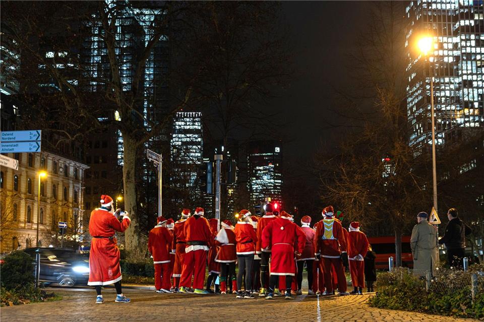 Nikoläuse in der Bankenstadt Frankfurt. (Archivbild)Hannes P. Albert/dpa