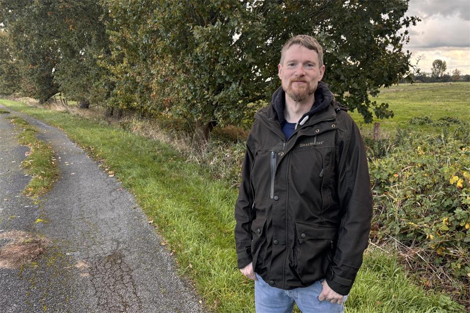 Nikolai Eversmann vor einer Baumreihe, die bald gerodet werden soll.