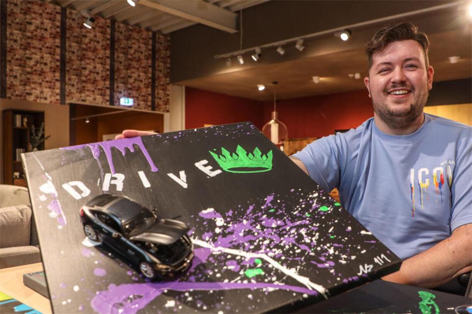 Nikolas Beenen aus Rhede mit einem seiner Kunstwerke: Nach einem schweren Motorradunfall musste der 26-Jährige fast alles neu lernen. Seine Leidenschaft für Autos ist geblieben.
