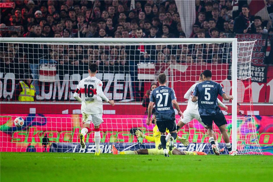 Nikolas Nartey schoss den VfB Stuttgart kurz vor Schluss zum Sieg über Eintracht Frankfurt.Tom Weller/dpa