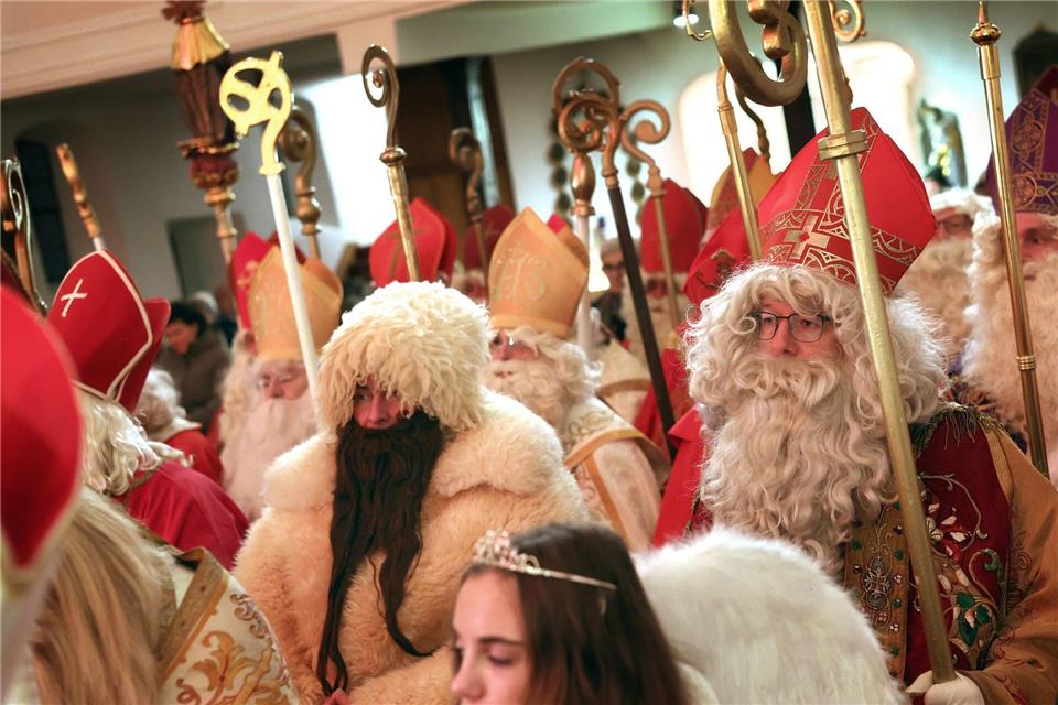 Nikolaus-Darsteller aus halb Europa tauschen in Missen-Wilhams Geschichten, Gewänder und Tipps für den Kinderbrauch aus.Karl-Josef Hildenbrand/dpa