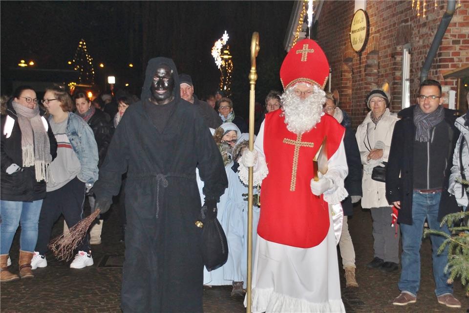 Nikolaus und Knecht Ruprecht werden die Stutenkerle auf dem Parkplatz an der Festwiese verteilen.