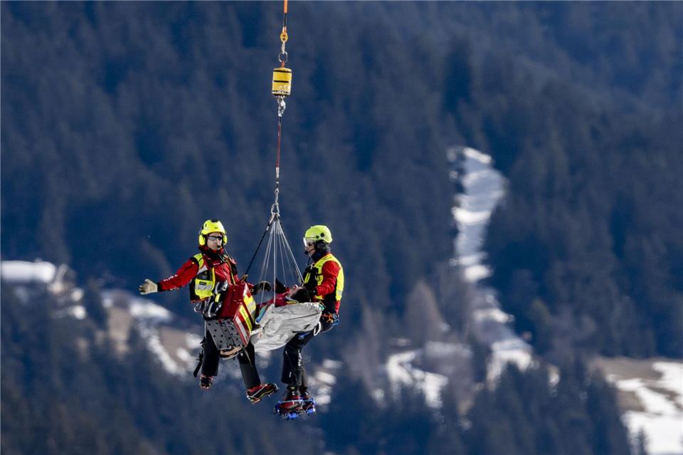 Nils Alphand wird nach seinem Sturz in Crans-Montana abtransportiert.Jean-Christophe Bott/KEYSTONE/dpa
