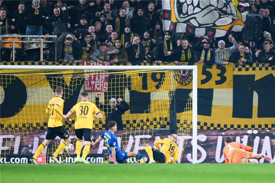 Nils Fröling (Dynamo Dresden, 2.v.r.) erzielt das Tor zum 2:2.Robert Michael/dpa