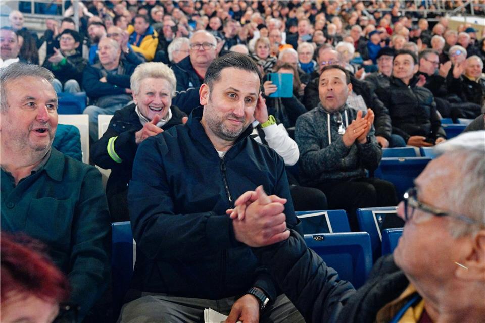 Nimmt die ersten Glückwünsche entgegen: Der neue erste Vorsitzende, André KreuzwieserUwe Anspach/dpa